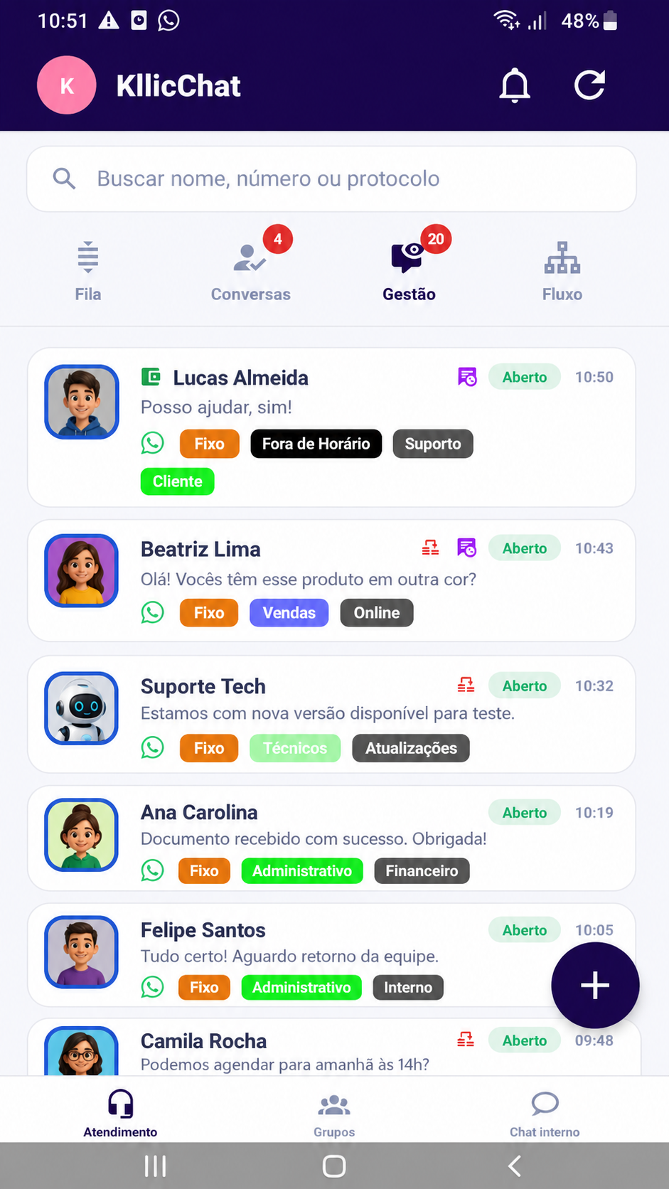 App mobile do atendente KllicChat exibindo uma conversa de WhatsApp.