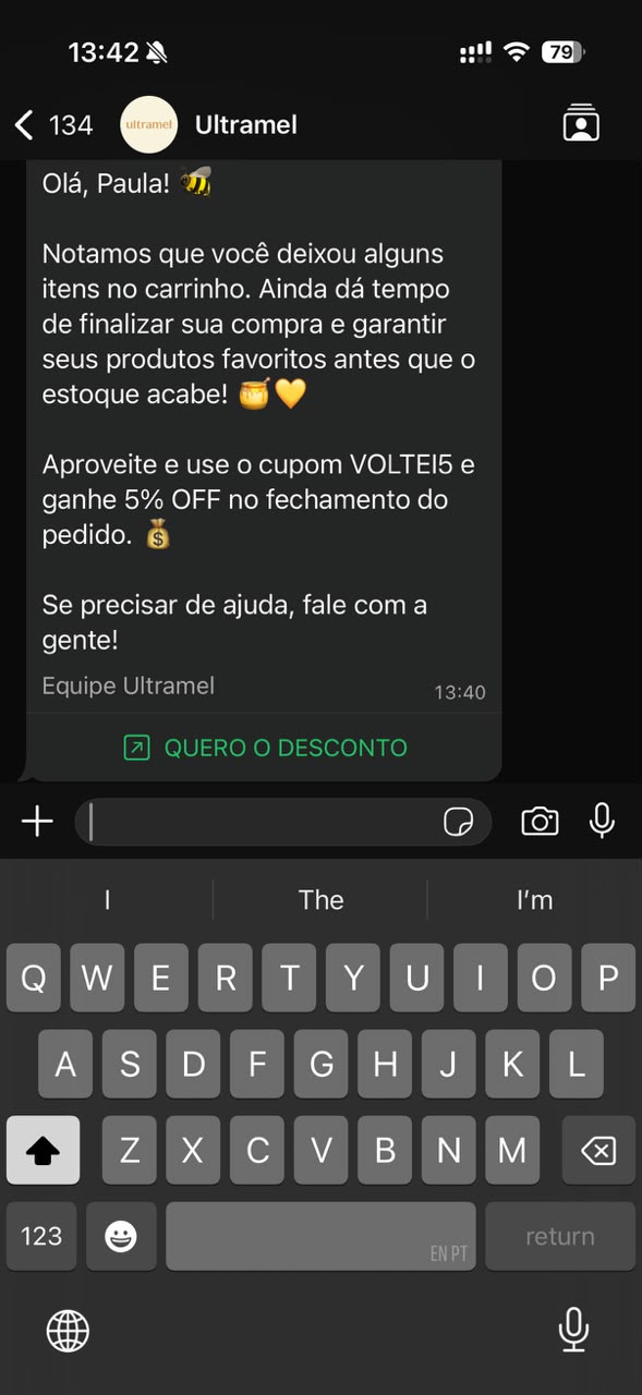 Conversa de WhatsApp no celular com follow-up automático de recuperação de carrinho abandonado, em atendimento real via KllicChat.